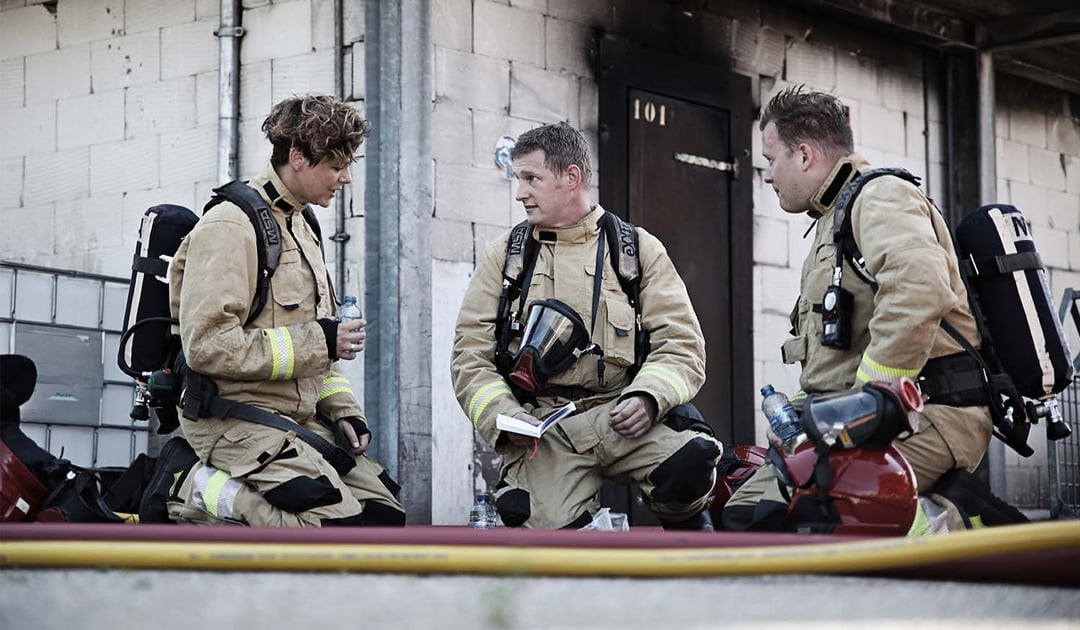Asche und Rauch können für Feuerwehrleute schädlich sein