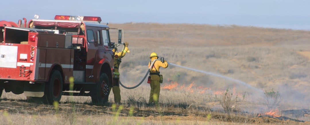 Fire suits protect firefighters from flames, but what about other risks?	Les tenues de feu protègent les pompiers des flammes mais qu’en est-il des autres risques?