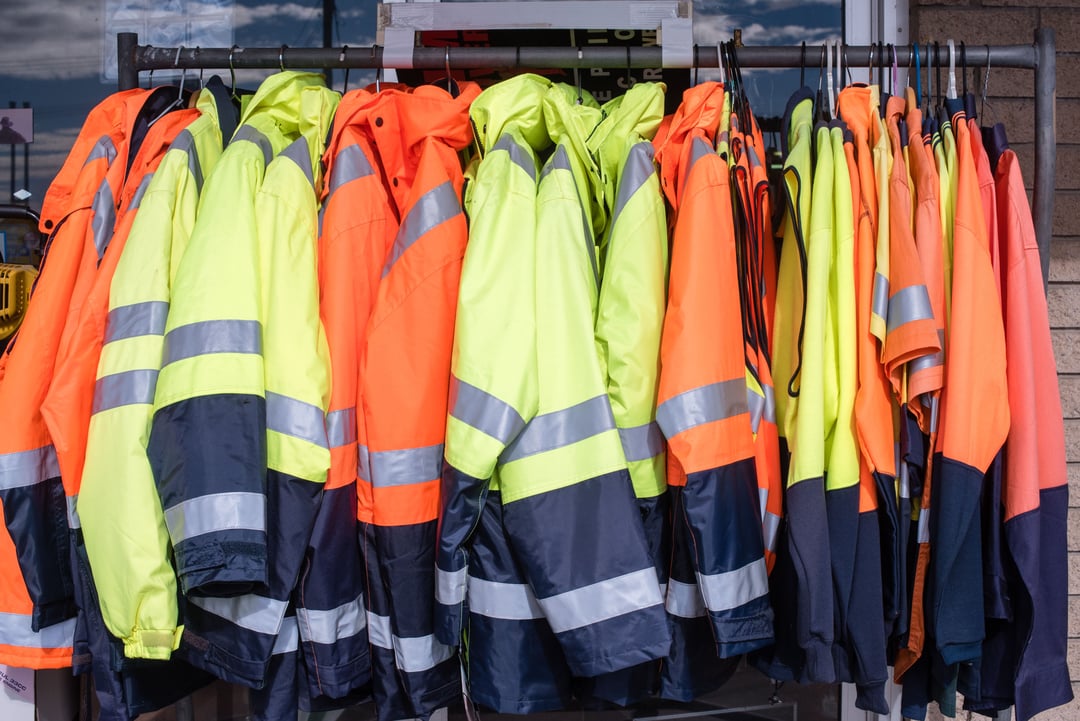 Différences entre les vêtements de travail standard et les vêtements de protection